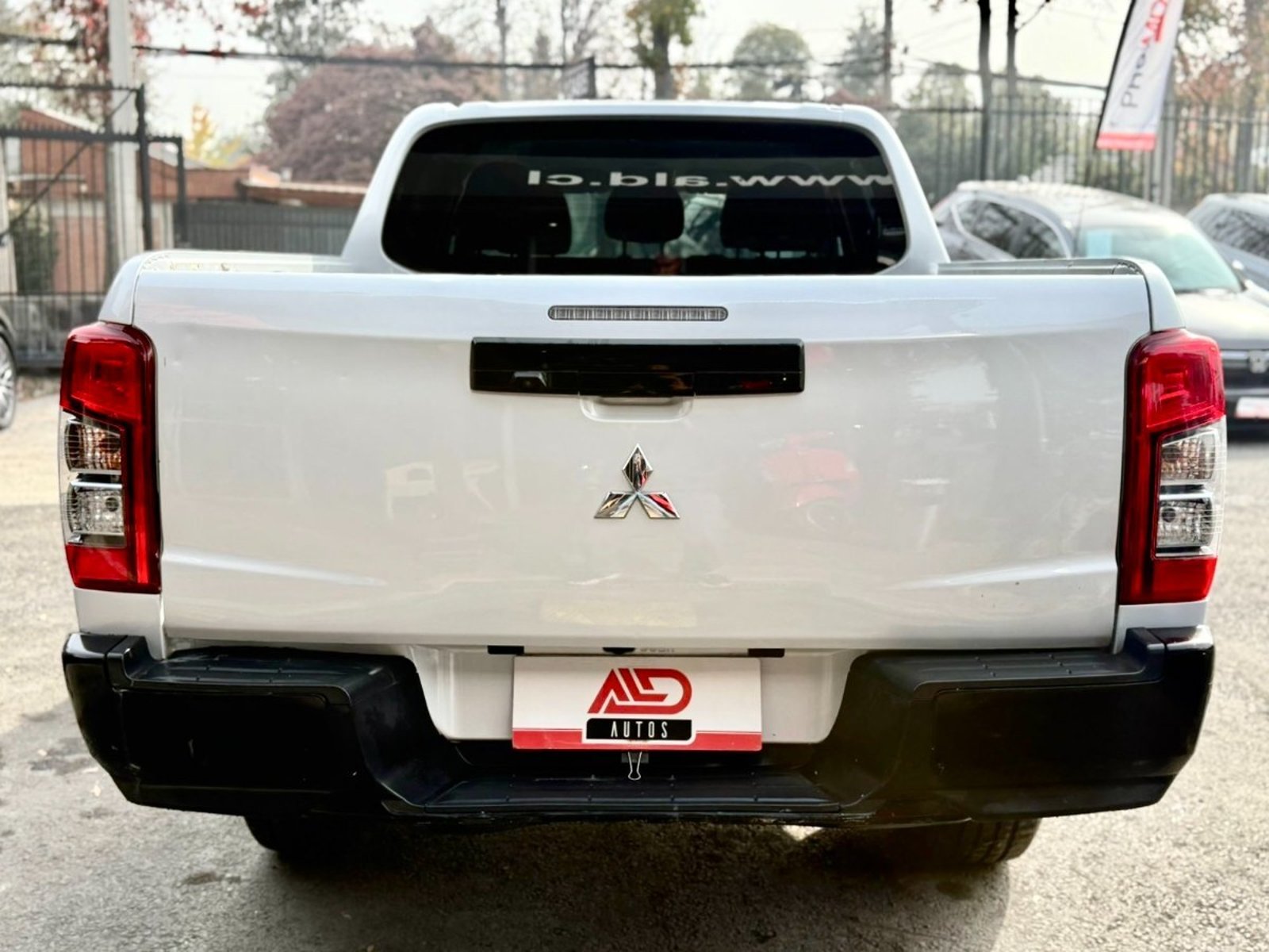 Mitsubishi L200 DAKAR 4X4 AT 2.4 DIESEL 2023 - Foto 5 de 17