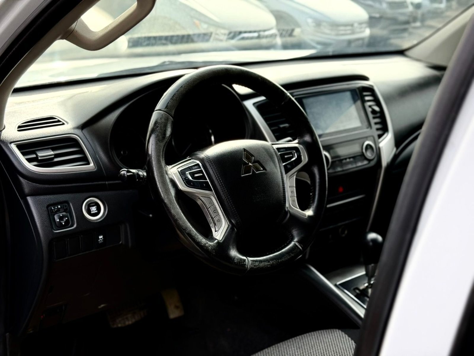 MITSUBISHI L200 DAKAR 4X4 AT 2.4 DIESEL 2023 - Imagen 7 de 17