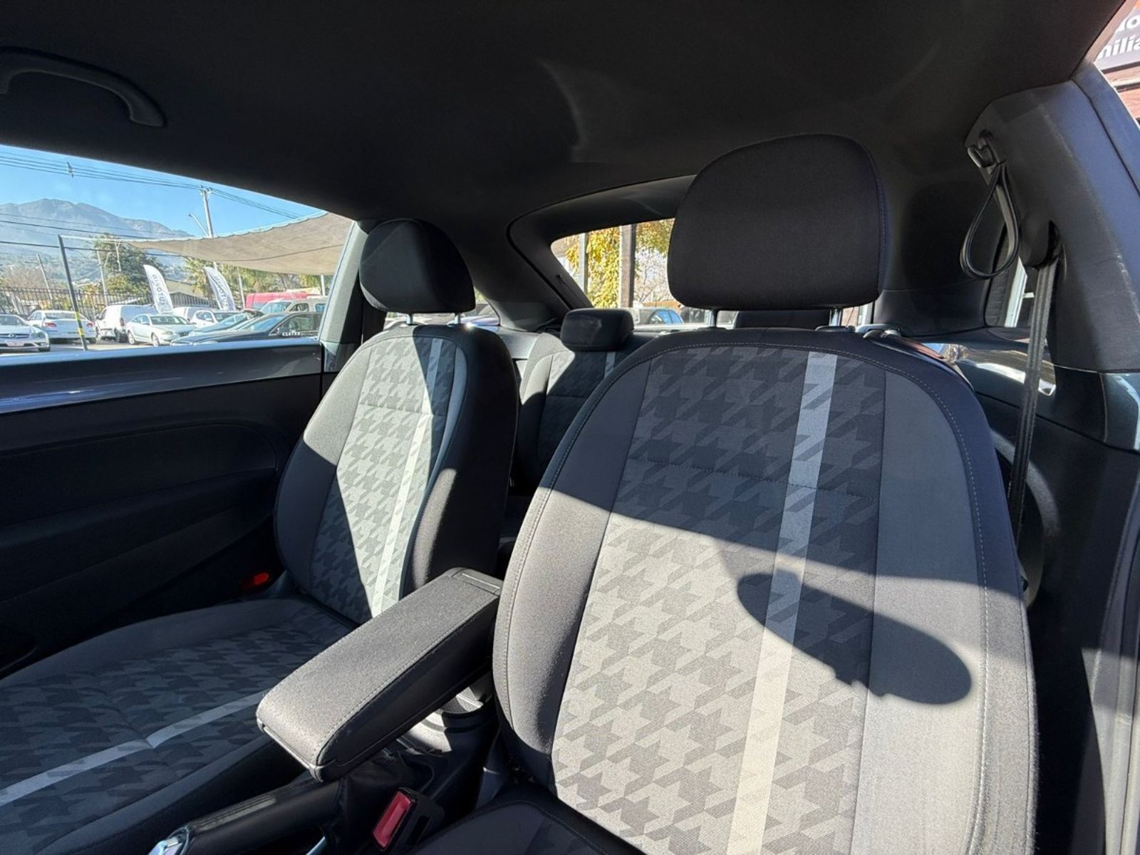 VOLKSWAGEN BEETLE COUPE 1.4T AT 2019 - Imagen 16 de 17