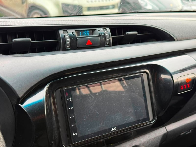 Toyota HILUX DX 4X4 MT 2.4 DIESEL 2023 - Imagen 13 de 18