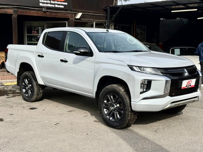 Mitsubishi L200 DAKAR 4X4 AT 2.4 DIESEL 2023 - Imagen 3 de 17