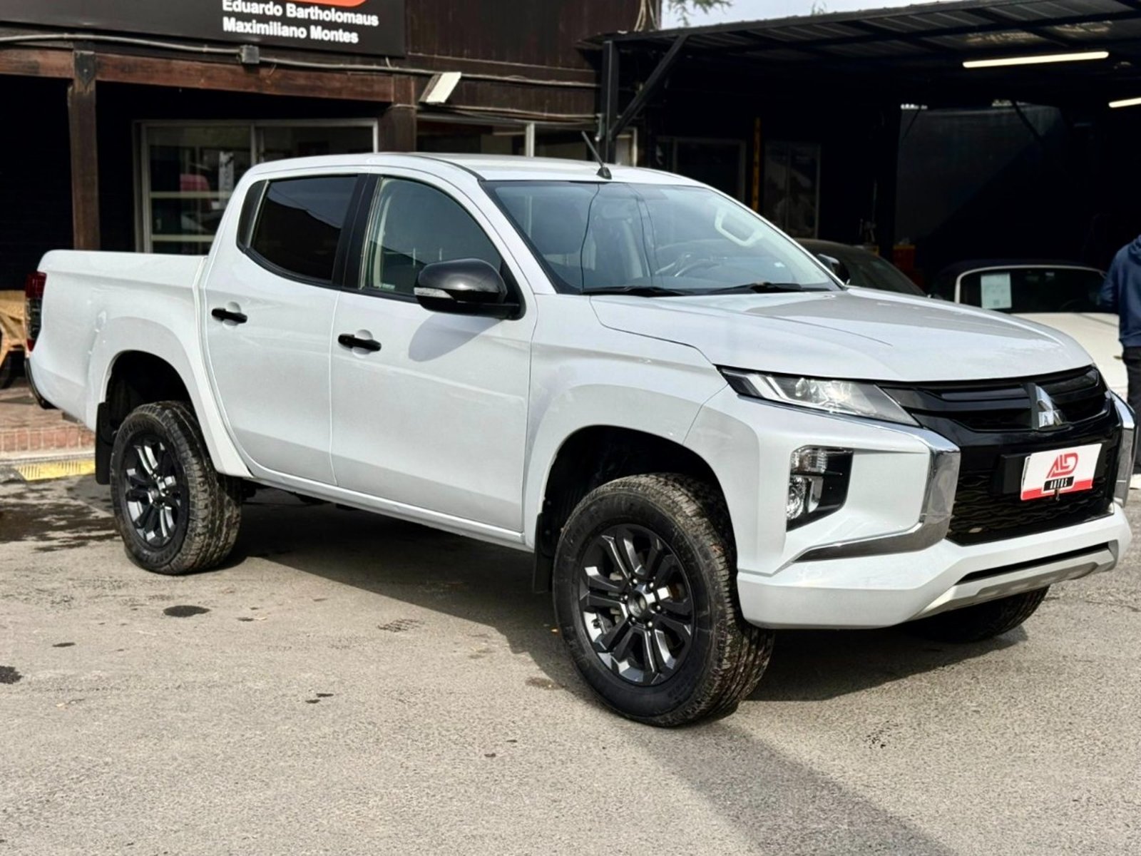 Mitsubishi L200 DAKAR 4X4 AT 2.4 DIESEL 2023 - Foto 3 de 17