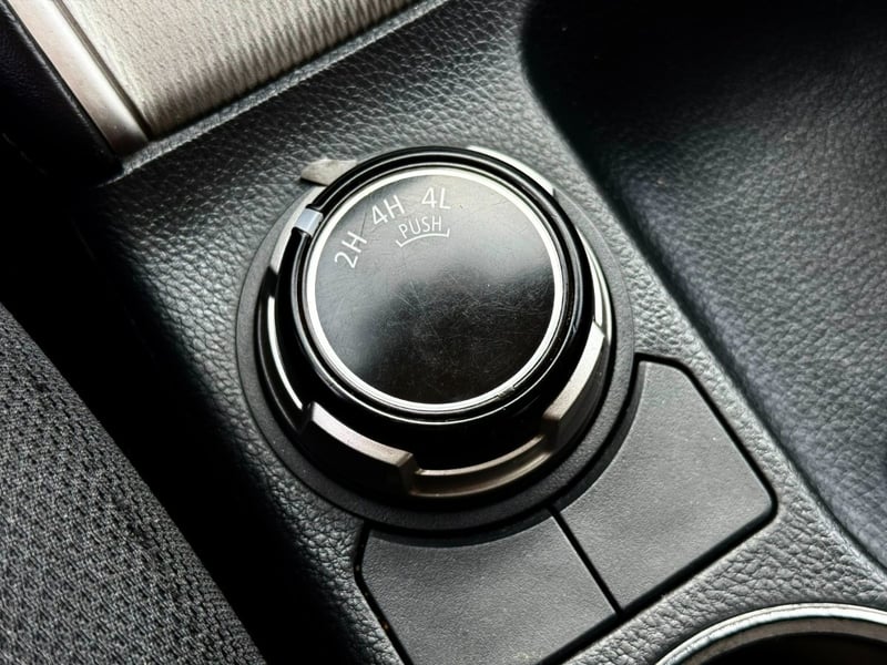 Mitsubishi L200 DAKAR 4X4 AT 2.4 DIESEL 2023 - Imagen 14 de 17