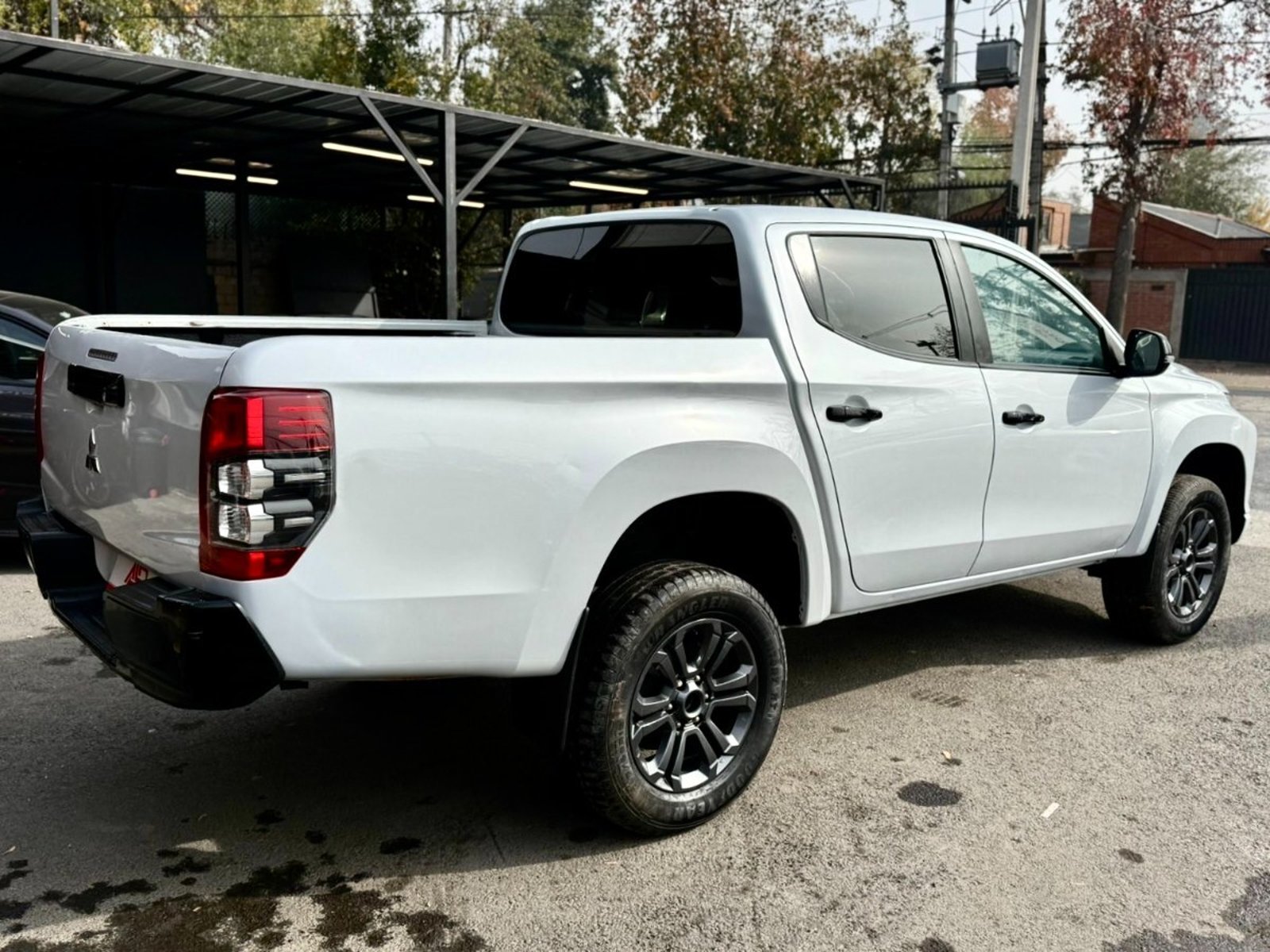 Mitsubishi L200 DAKAR 4X4 AT 2.4 DIESEL 2023 - Foto 4 de 17