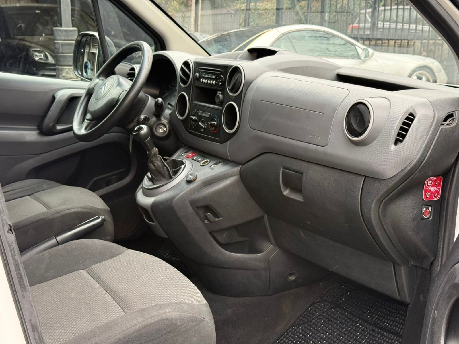 CITROËN BERLINGO 1.6 DIÉSEL 2018 - Imagen 9 de 17