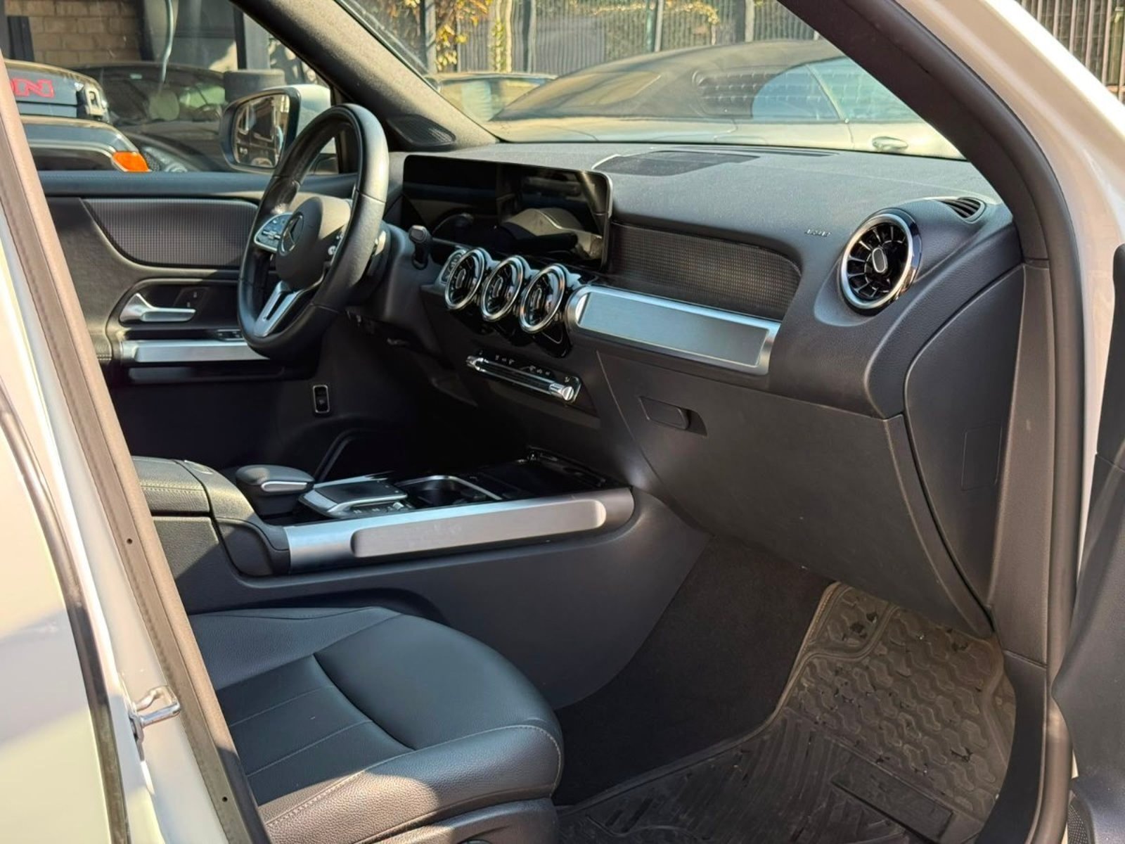 MERCEDES-BENZ GLB 200 2023 - Imagen 10 de 18