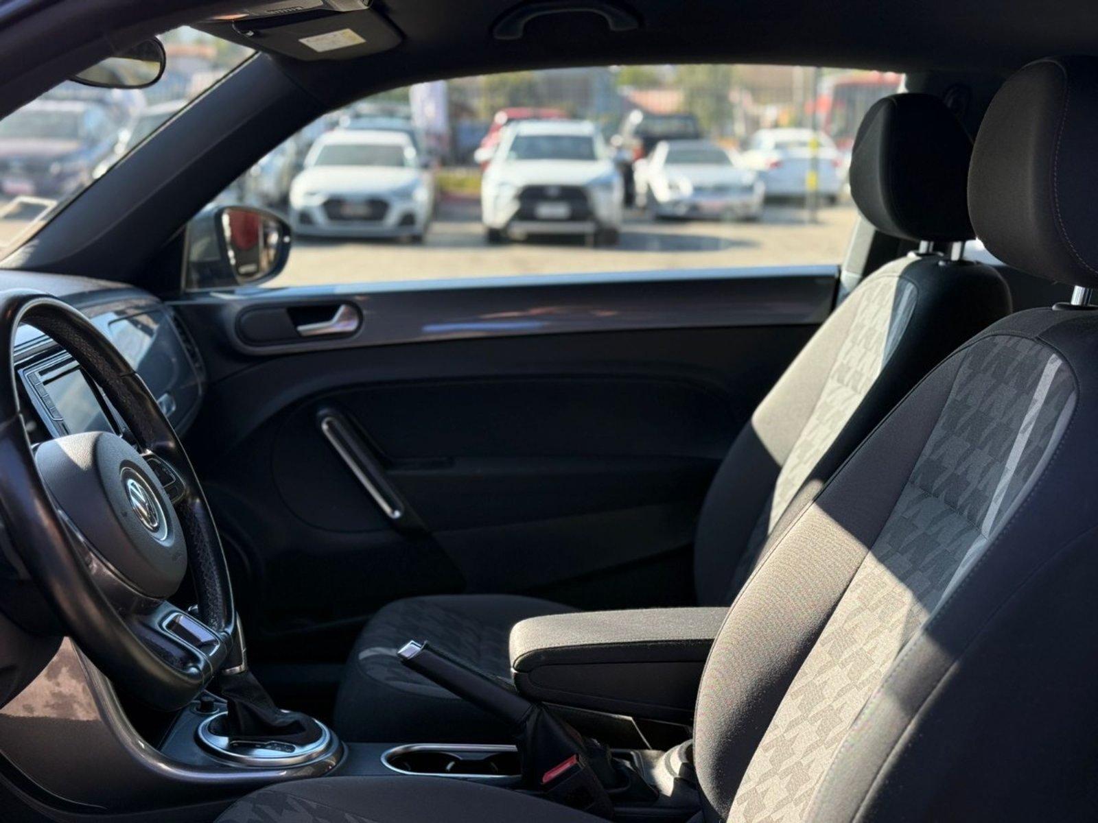 VOLKSWAGEN BEETLE COUPE 1.4T AT 2019 - Imagen 9 de 17