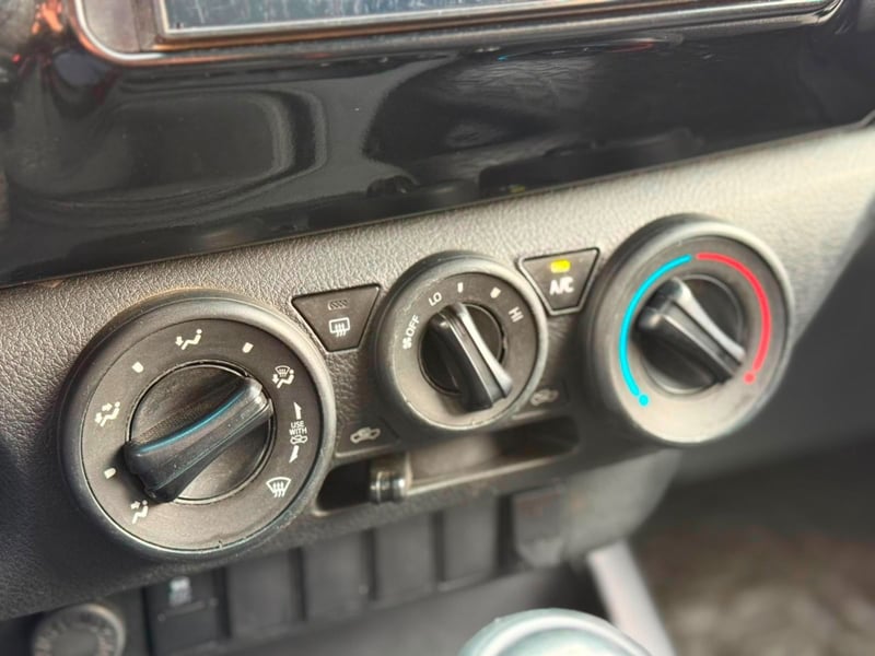 Toyota HILUX DX 4X4 MT 2.4 DIESEL 2023 - Imagen 15 de 18