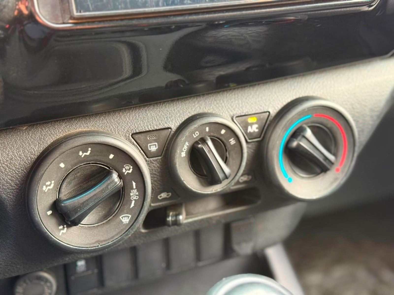 Toyota HILUX DX 4X4 MT 2.4 2023 - Imagen 14 de 17