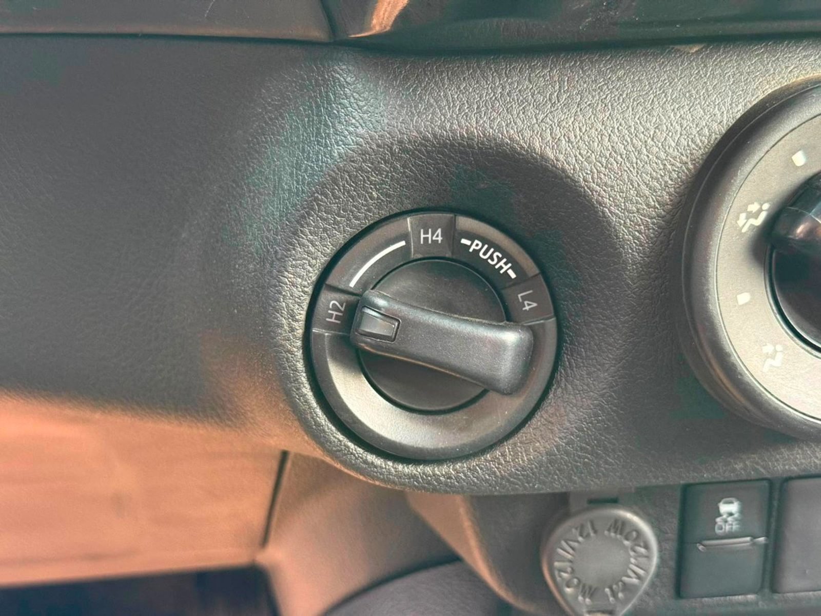 Toyota HILUX DX 4X4 MT 2.4 2023 - Imagen 13 de 17