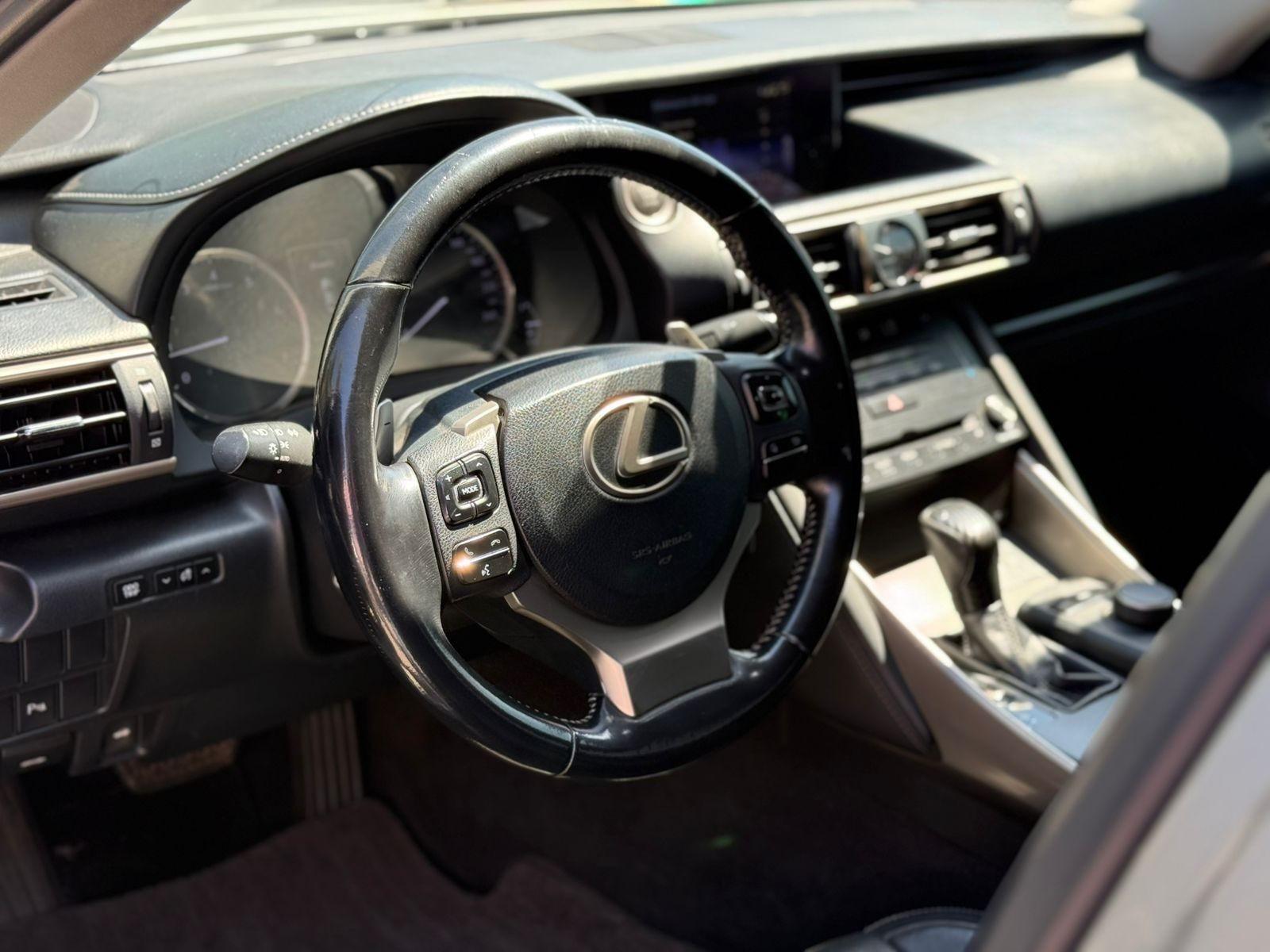 LEXUS IS 200 2.0 TURBO 2017 - Imagen 8 de 20