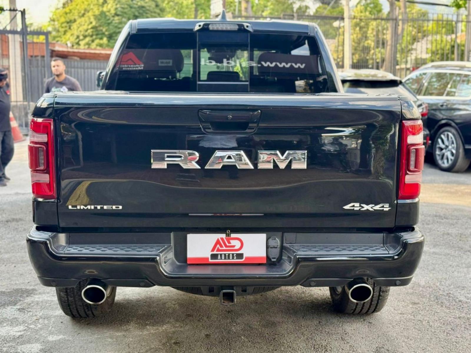 RAM 1500 LIMITED 4X4 2024 - Foto 5 de 20