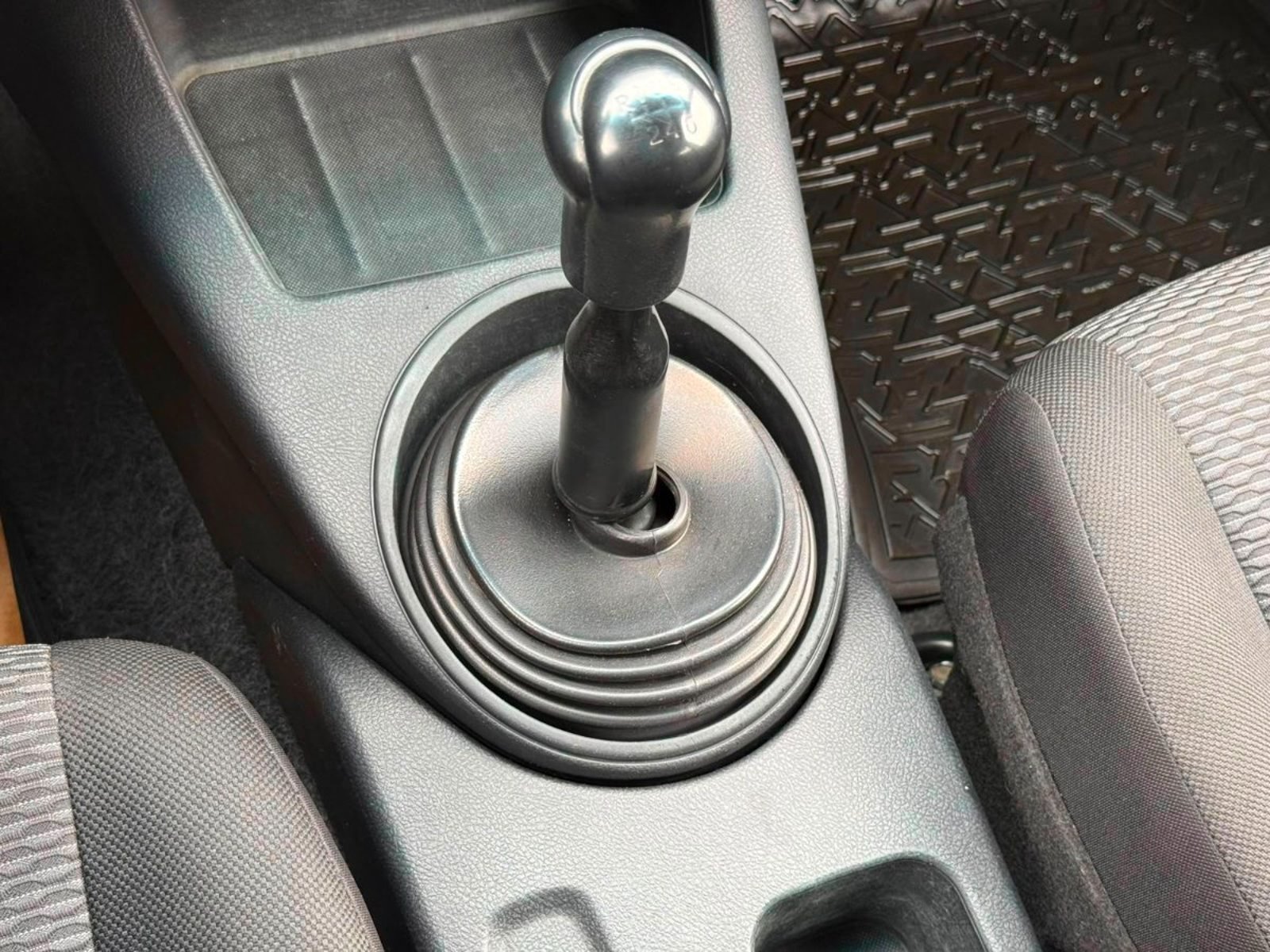 Toyota HILUX DX 4X4 MT 2.4 2023 - Imagen 15 de 17