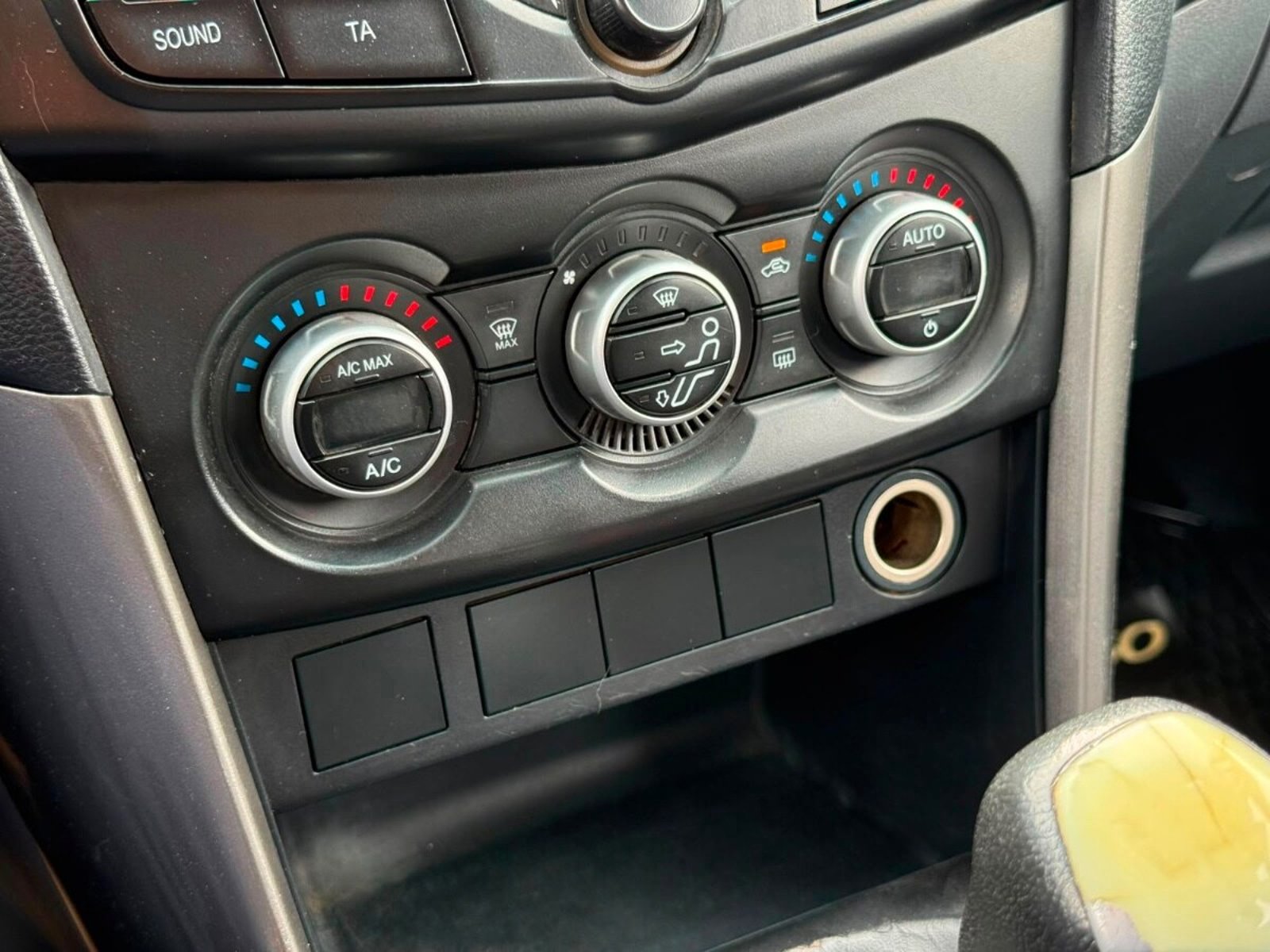 Mazda BT-50 2.2 DIESEL 4X2 MT 2019 - Imagen 13 de 17