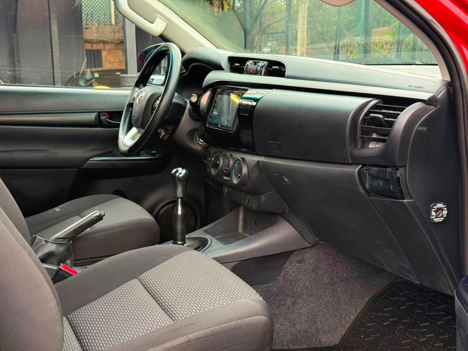 Toyota HILUX DX 4X4 MT 2.4 2023 - Imagen 9 de 17