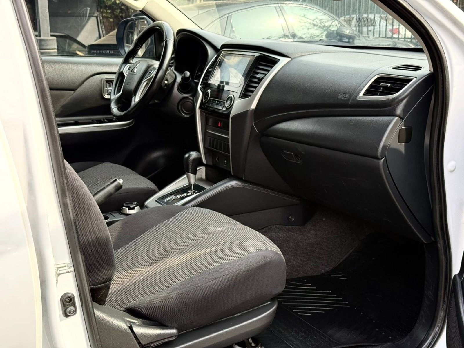 MITSUBISHI L200 DAKAR 4X4 AT 2.4 DIESEL 2023 - Imagen 9 de 17