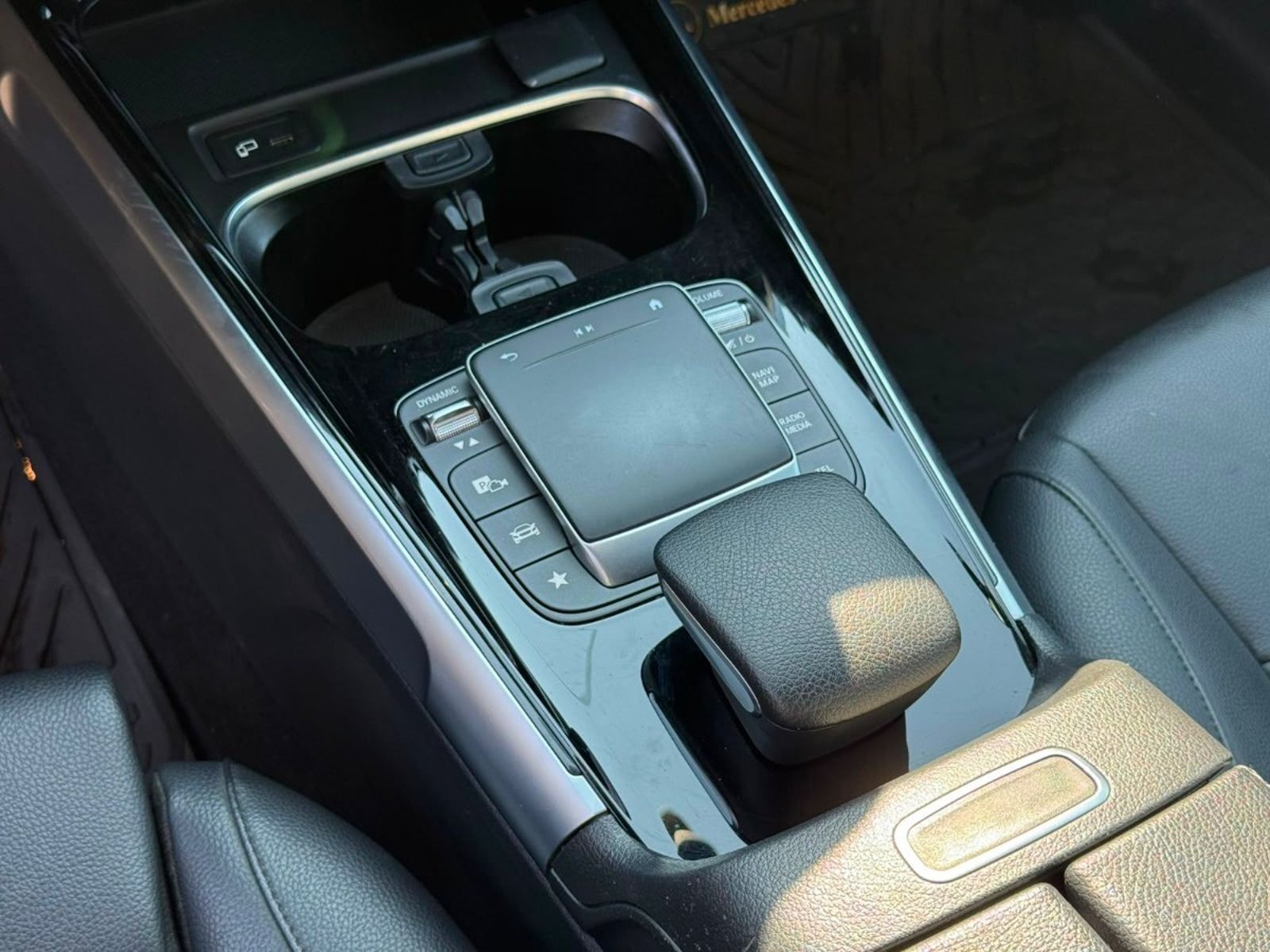 MERCEDES-BENZ GLB 200 2023 - Imagen 16 de 18