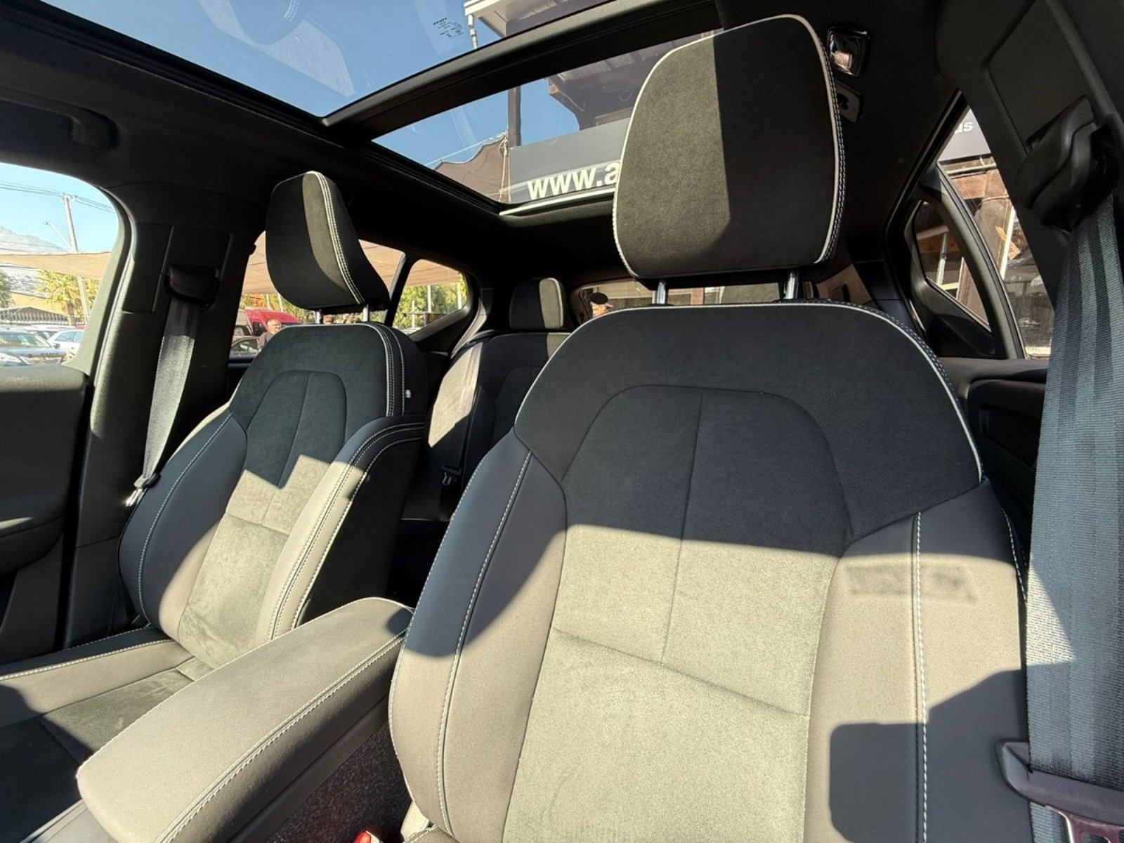 VOLVO EX40 P8 AWD 2025 - Imagen 17 de 20