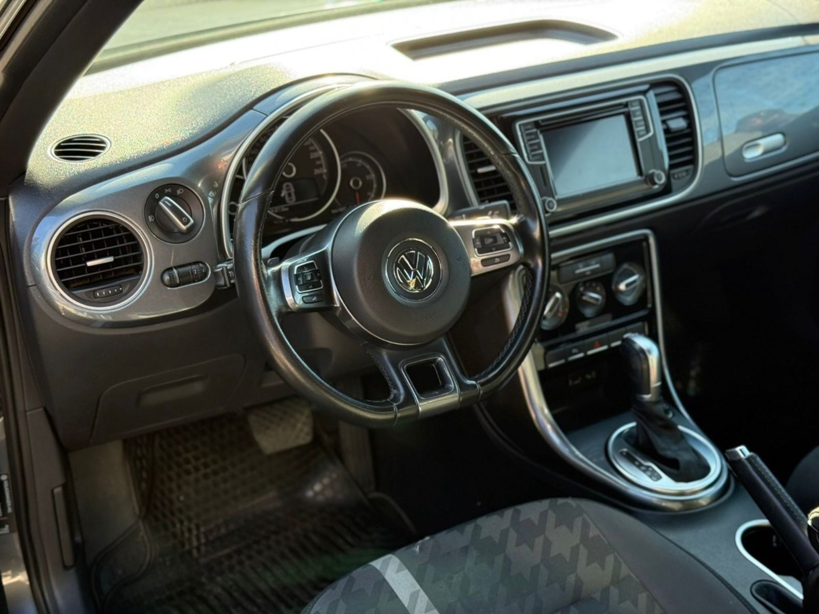 VOLKSWAGEN BEETLE COUPE 1.4T AT 2019 - Imagen 8 de 17