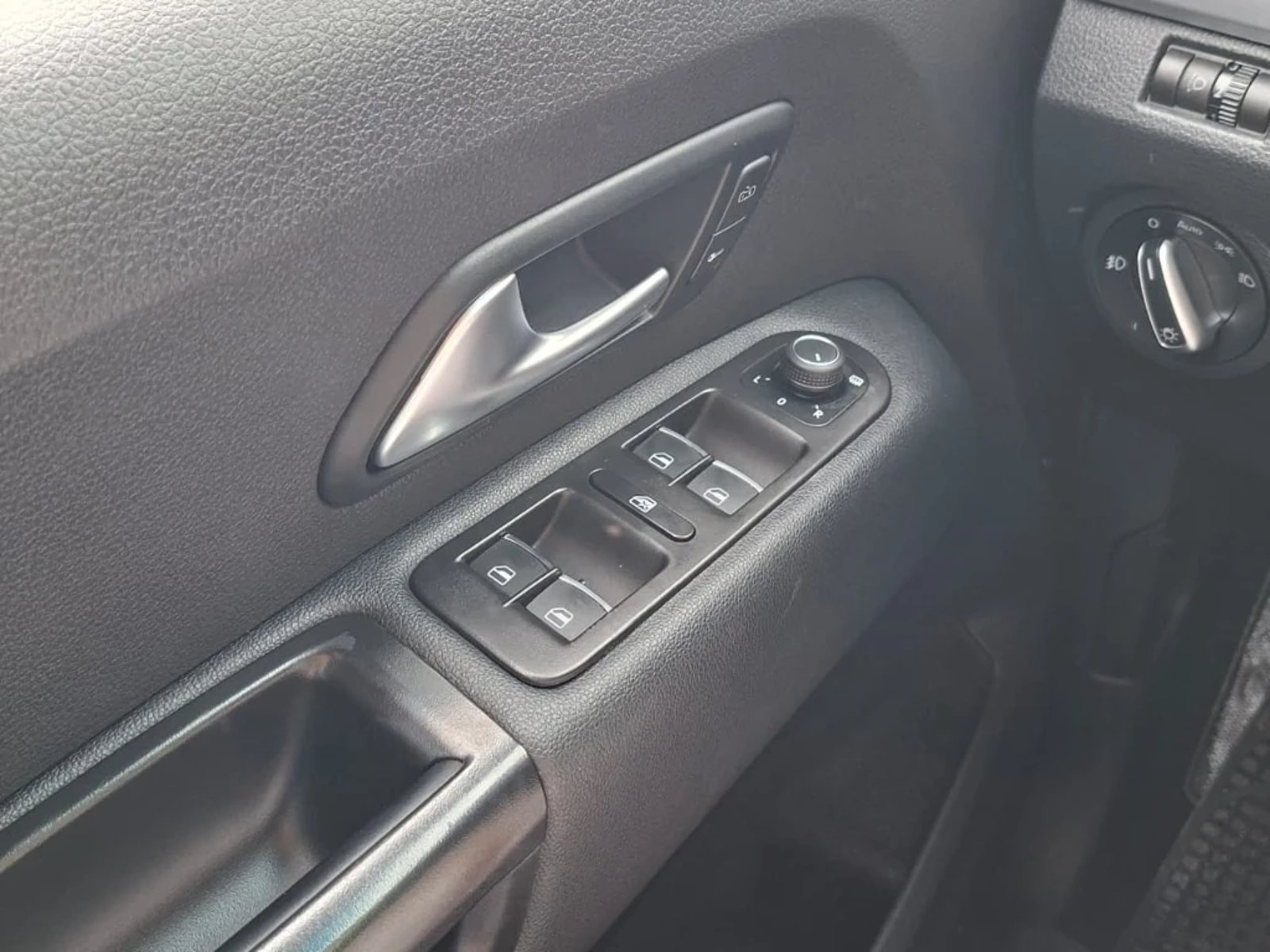 VOLKSWAGEN AMAROK 2023 - Imagen 16 de 20
