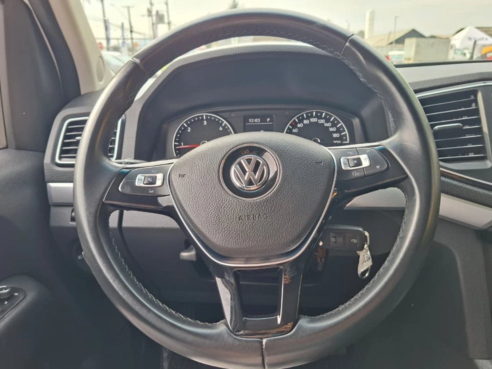 VOLKSWAGEN AMAROK 2023 - Imagen 17 de 20