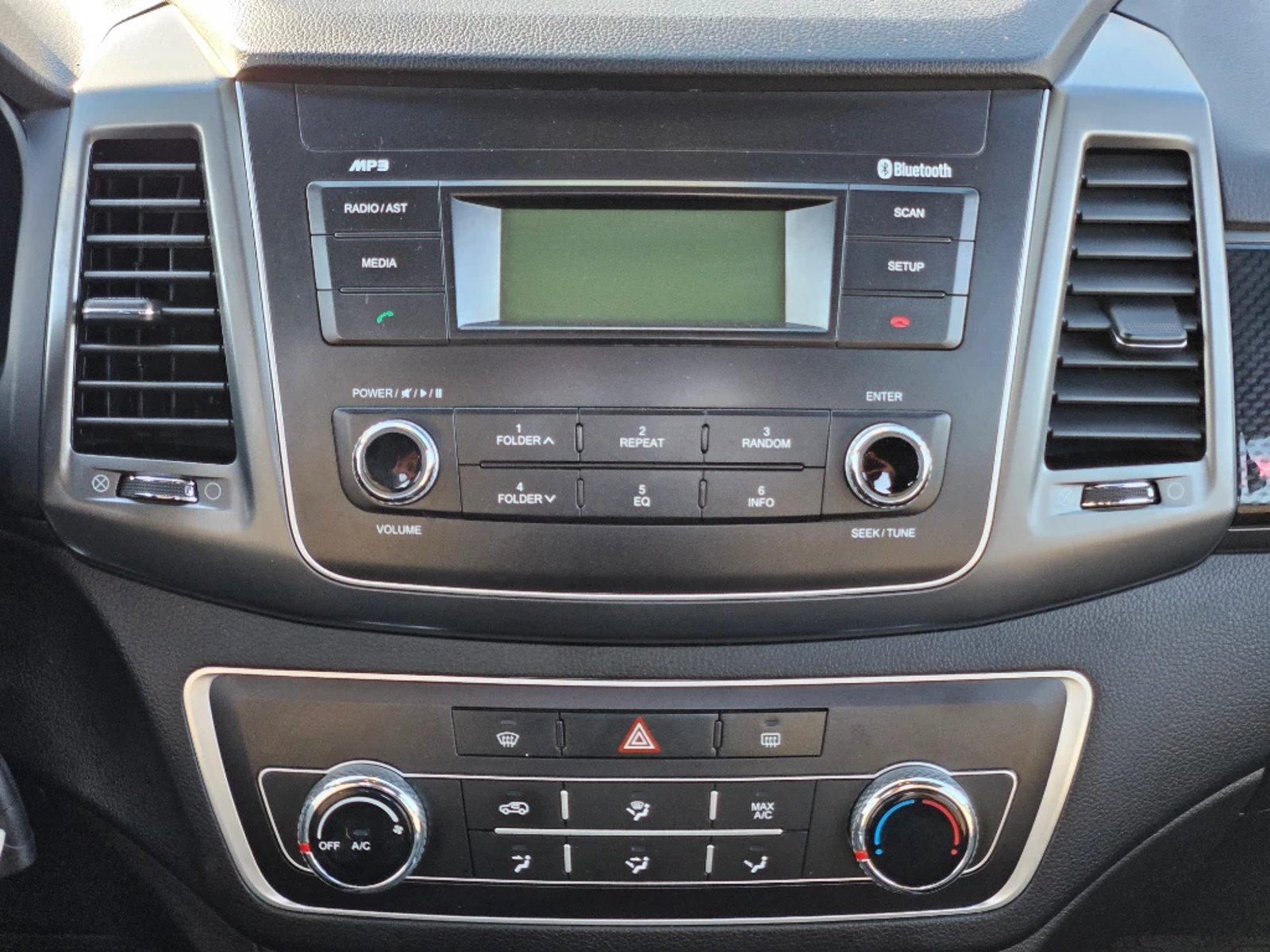 SSANGYONG GRAND MUSSO 2023 - Imagen 13 de 20