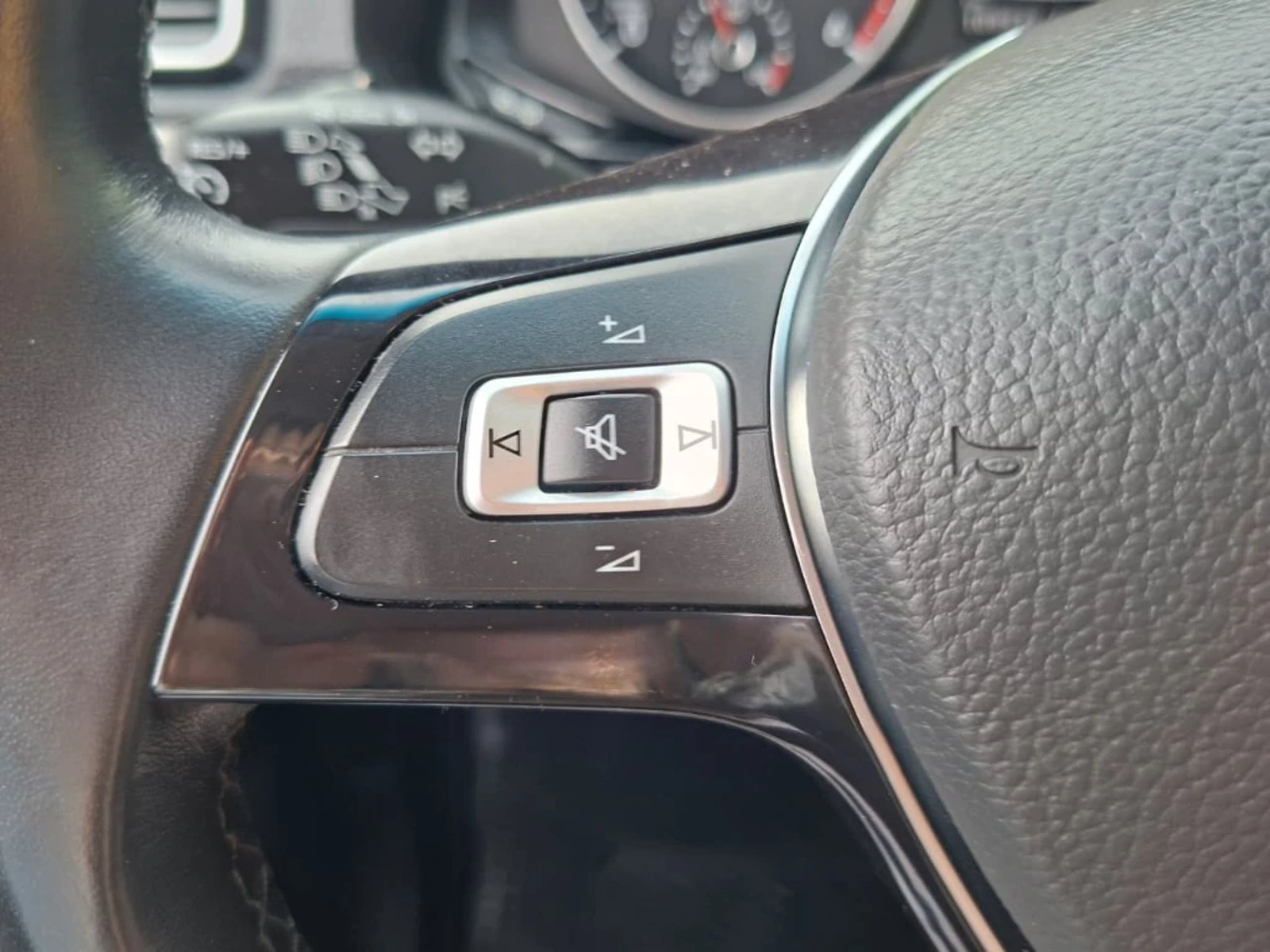 VOLKSWAGEN AMAROK 2023 - Imagen 18 de 20