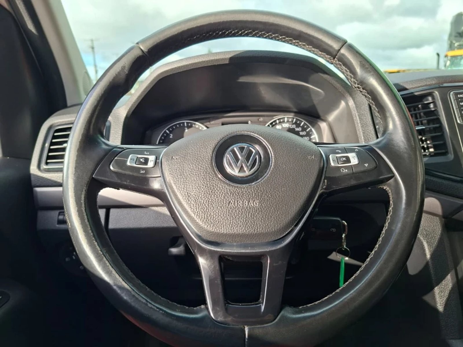 VOLKSWAGEN AMAROK 2023 - Imagen 17 de 20