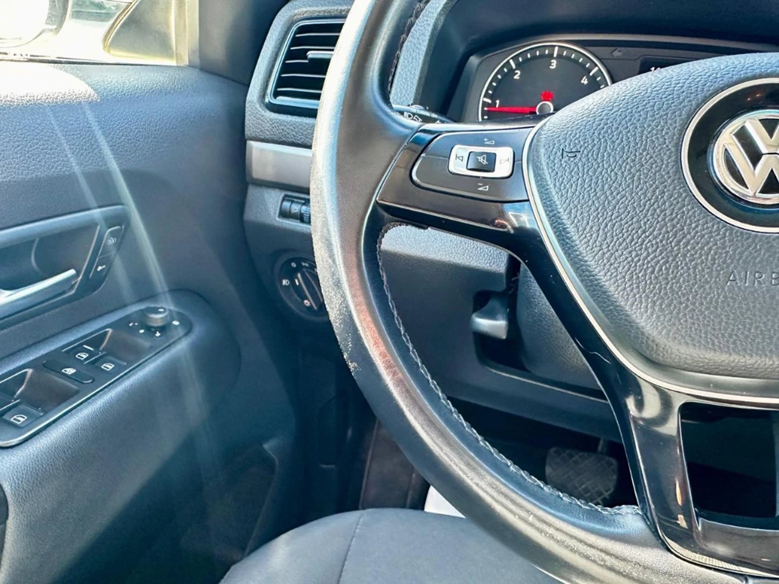 VOLKSWAGEN AMAROK 2023 - Imagen 18 de 20