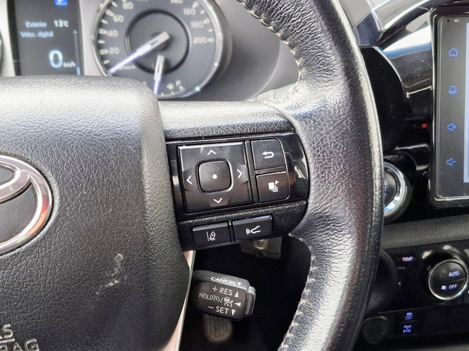 TOYOTA HILUX 2023 - Imagen 16 de 20