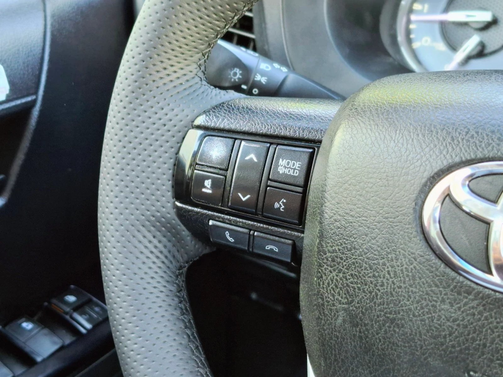 TOYOTA HILUX 2023 - Imagen 15 de 20