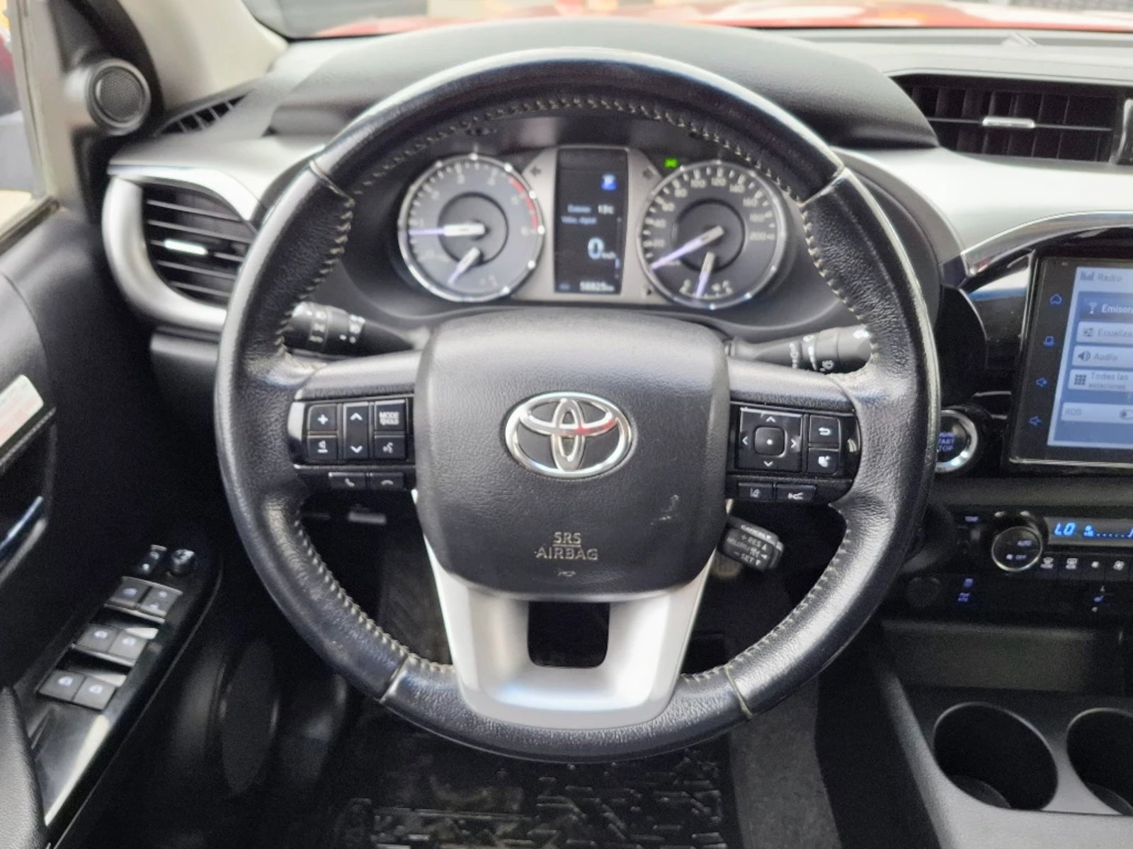 TOYOTA HILUX 2023 - Imagen 13 de 20