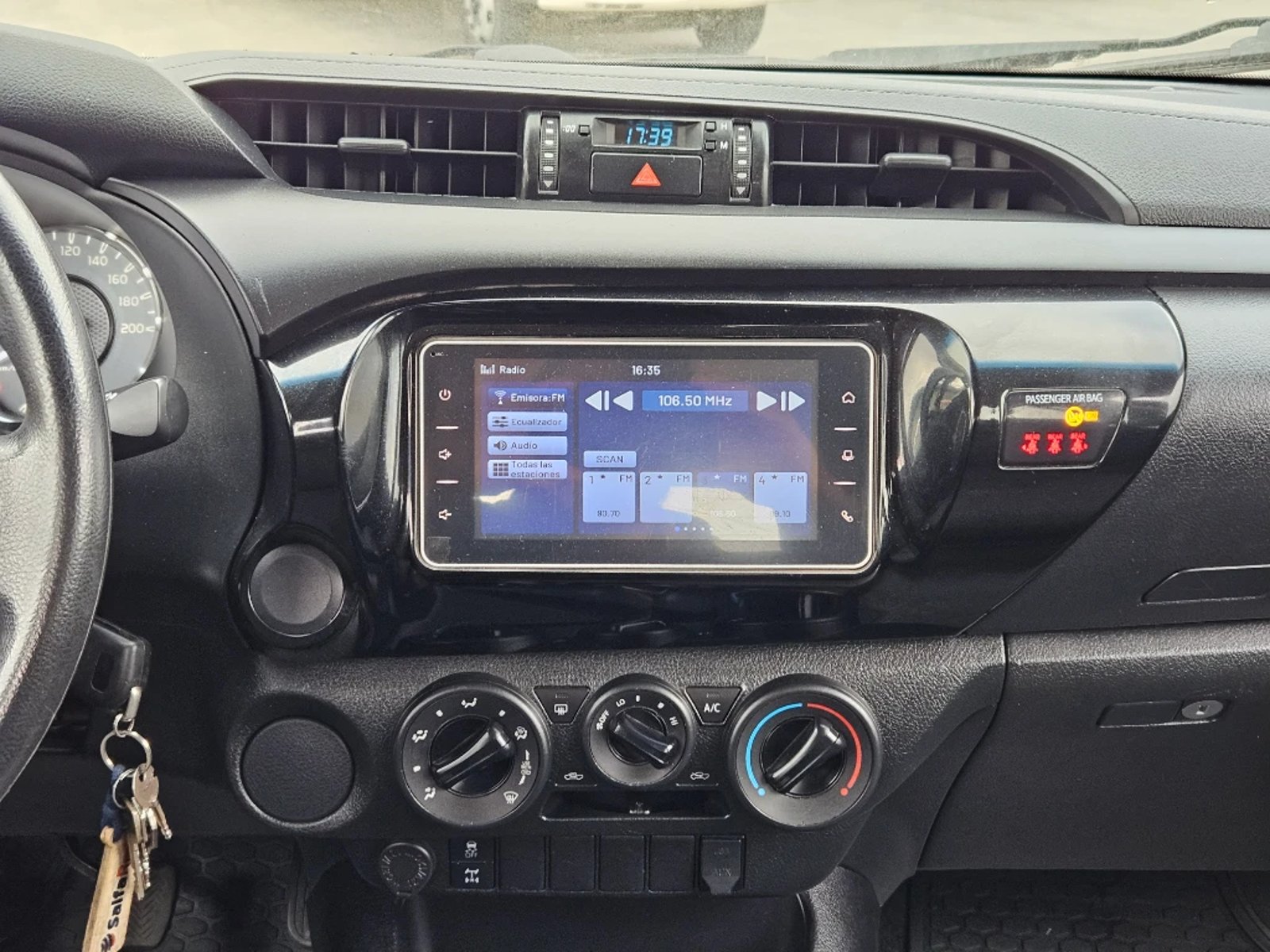TOYOTA HILUX 2023 - Imagen 16 de 20