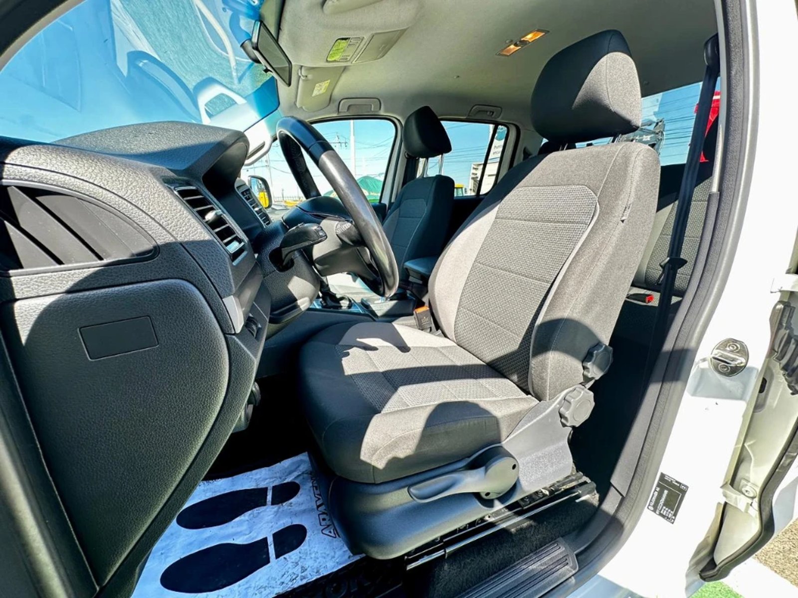 VOLKSWAGEN AMAROK 2023 - Imagen 13 de 20