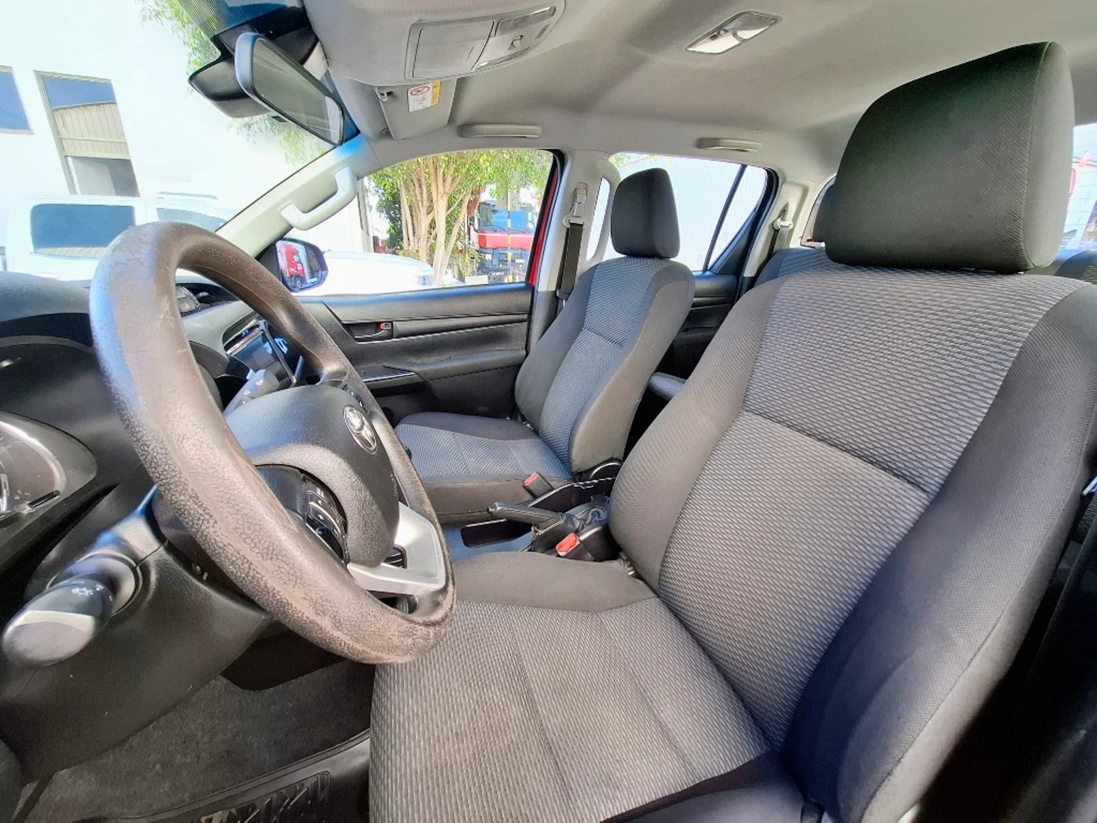 TOYOTA HILUX 2023 - Imagen 11 de 20