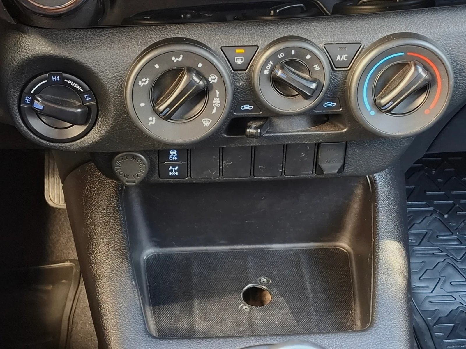 TOYOTA HILUX 2023 - Imagen 18 de 20