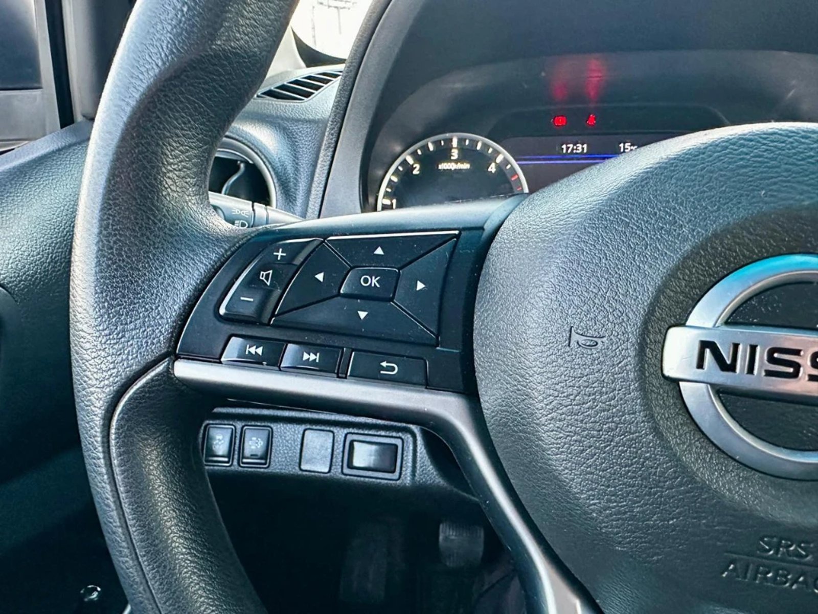 NISSAN NAVARA 2023 - Imagen 17 de 20