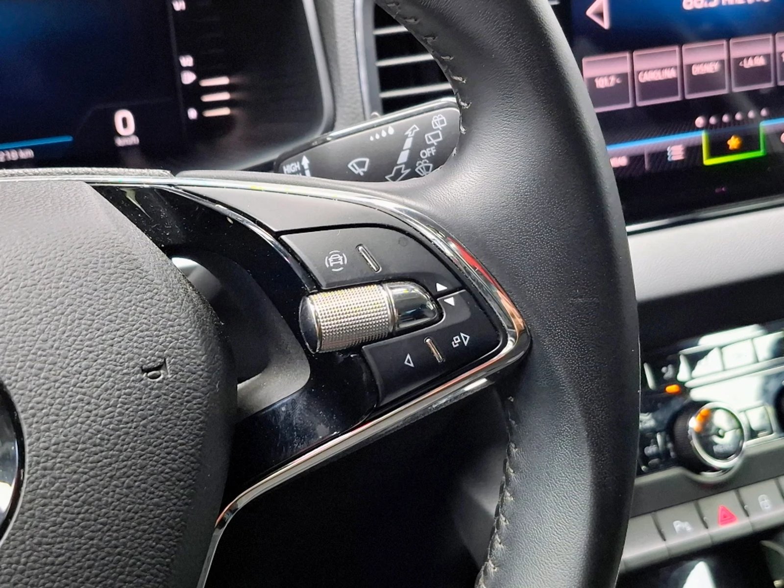 SKODA KAROQ 2024 - Imagen 18 de 20