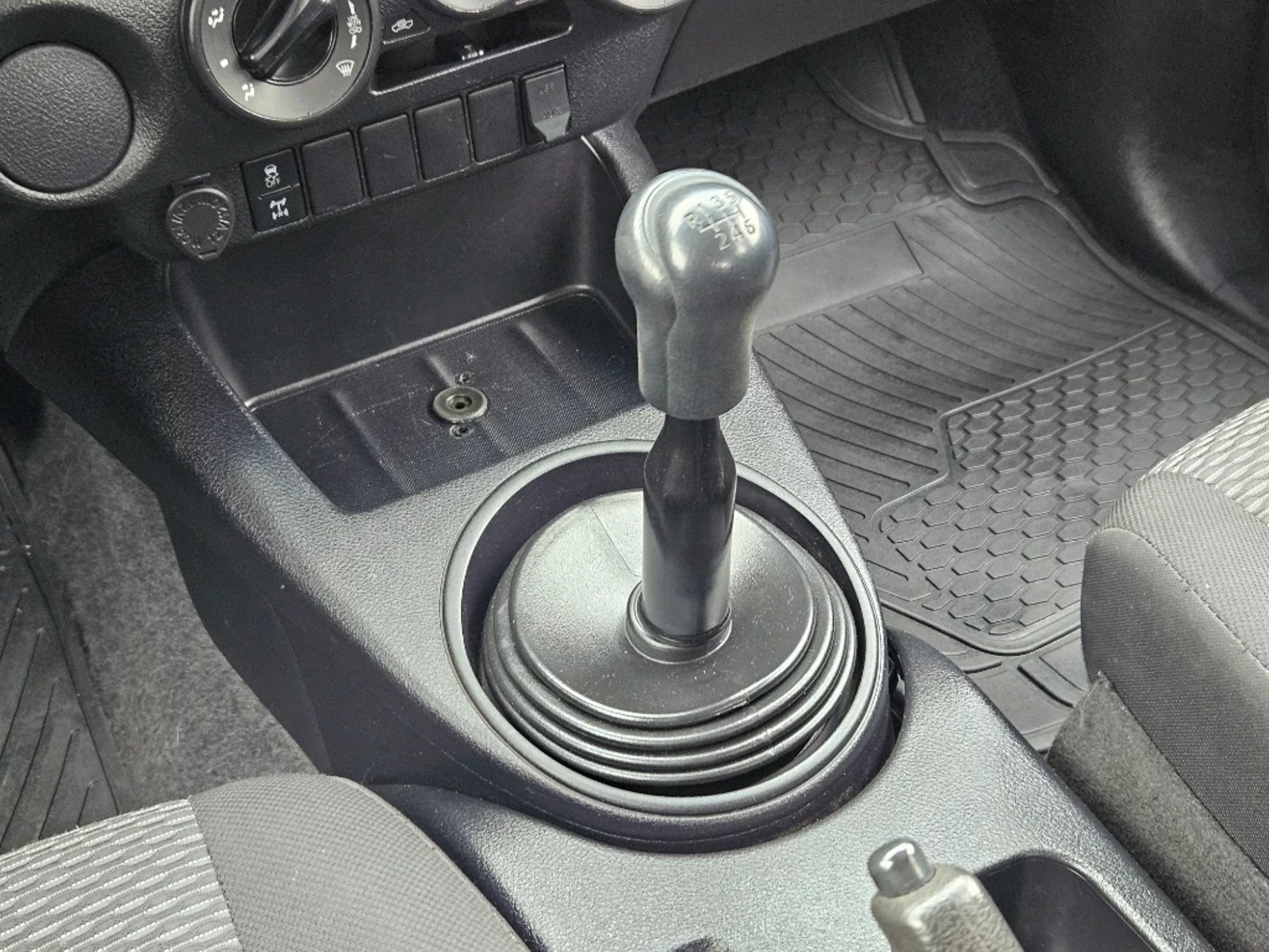 TOYOTA HILUX 2023 - Imagen 15 de 20