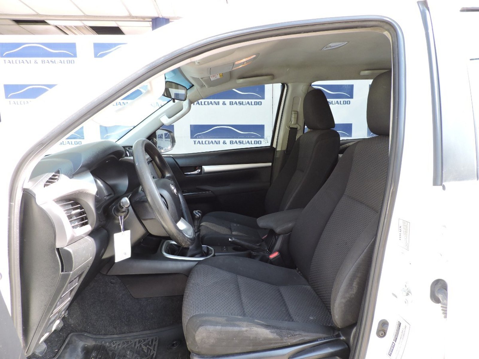 TOYOTA HILUX 2023 - Imagen 8 de 10