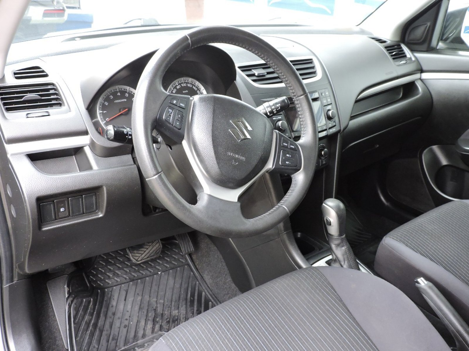 SUZUKI SWIFT 2015 - Imagen 7 de 10