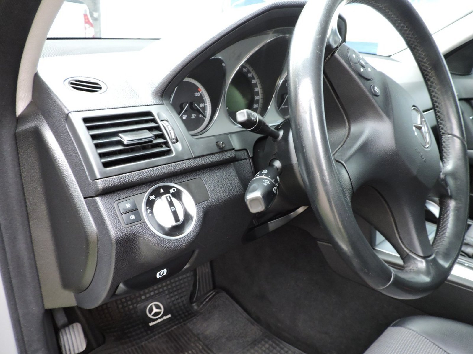 Mercedes-Benz C250 2011 - Imagen 9 de 10