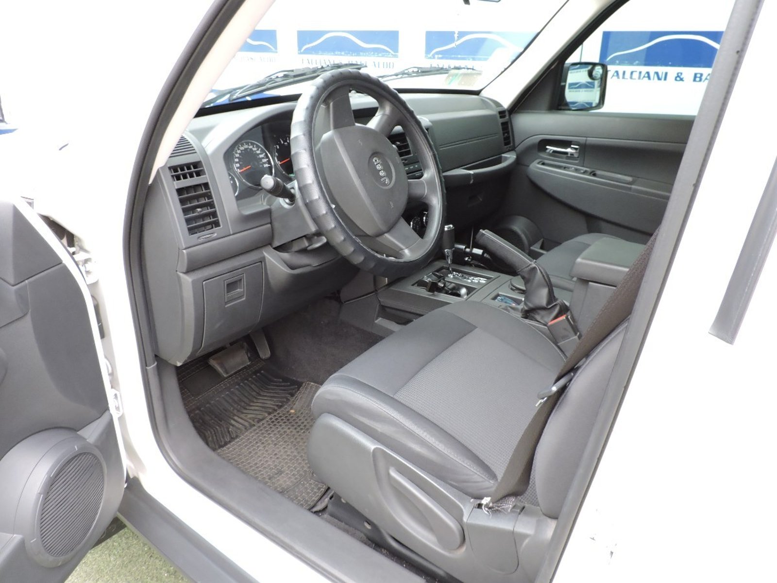 Jeep LIBERTY 2010 - Foto 5 de 10