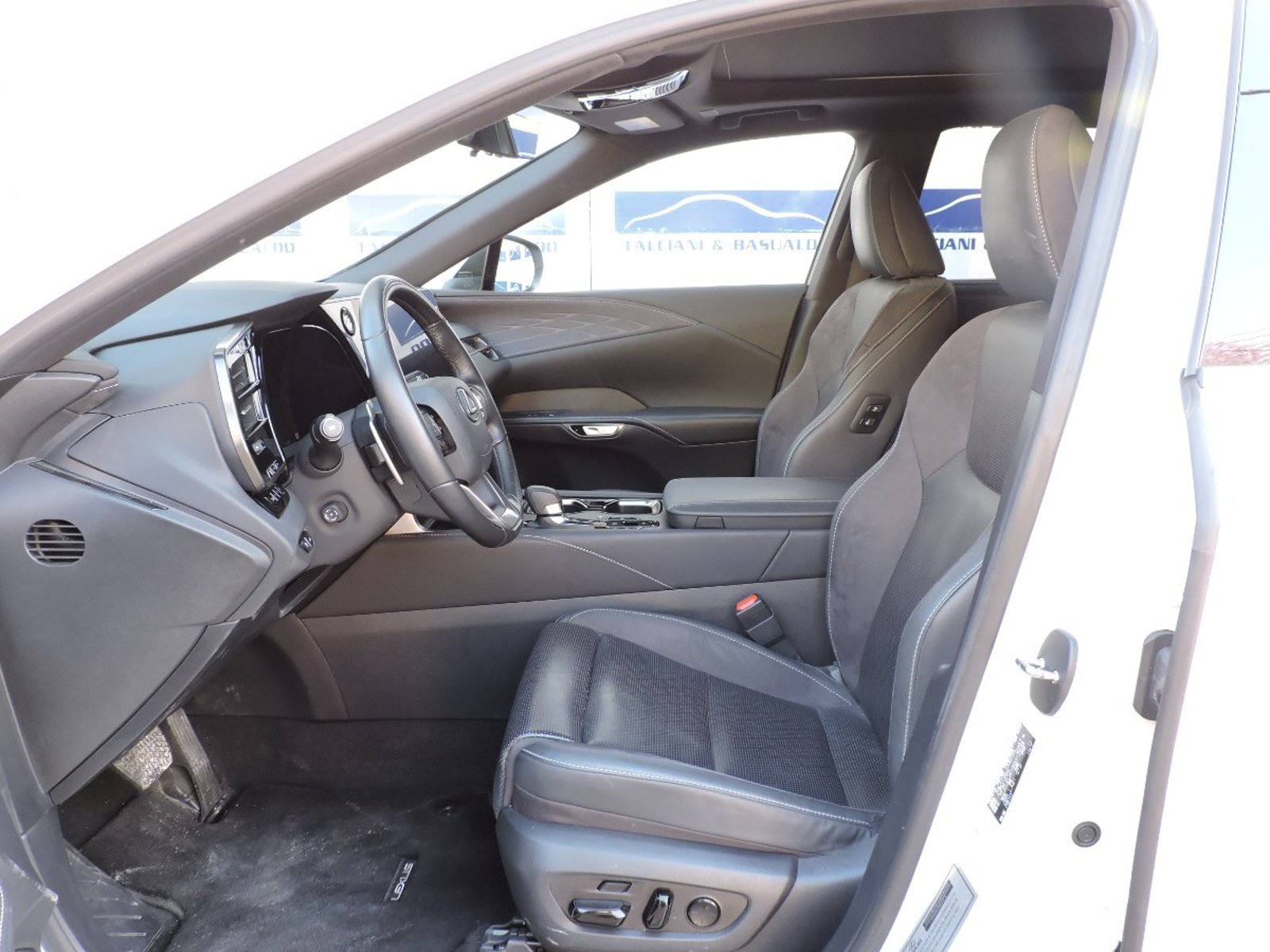 Lexus RX 2024 - Imagen 8 de 10