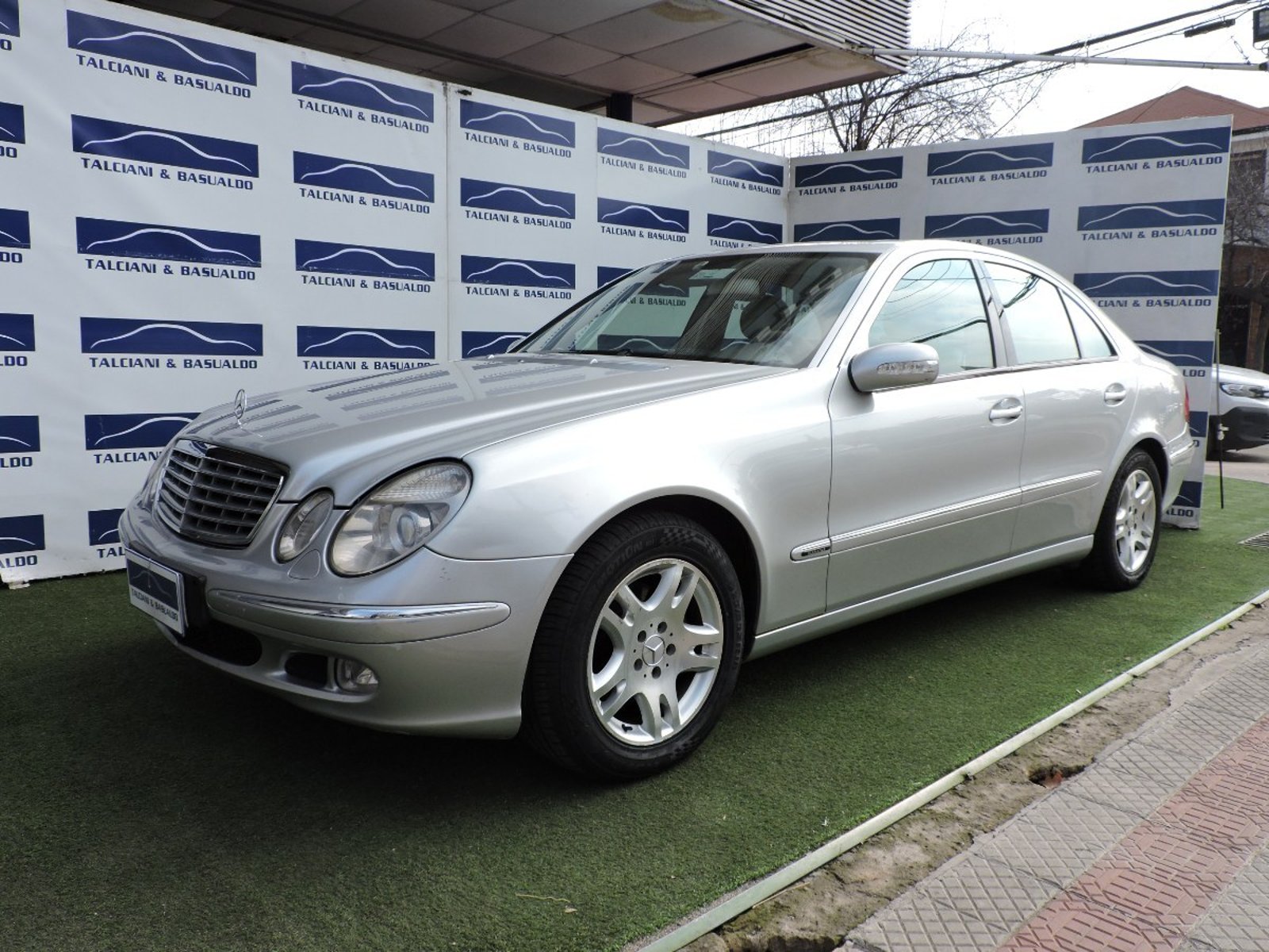Mercedes-Benz E320 2005 - Foto 2 de 10