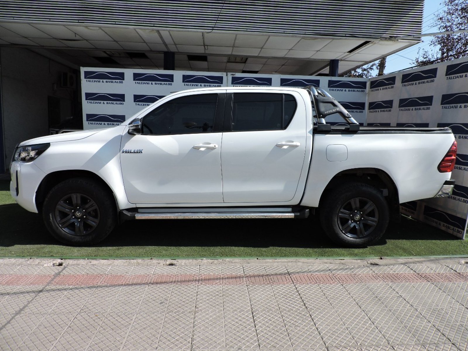 TOYOTA HILUX 2023 - Imagen 6 de 10