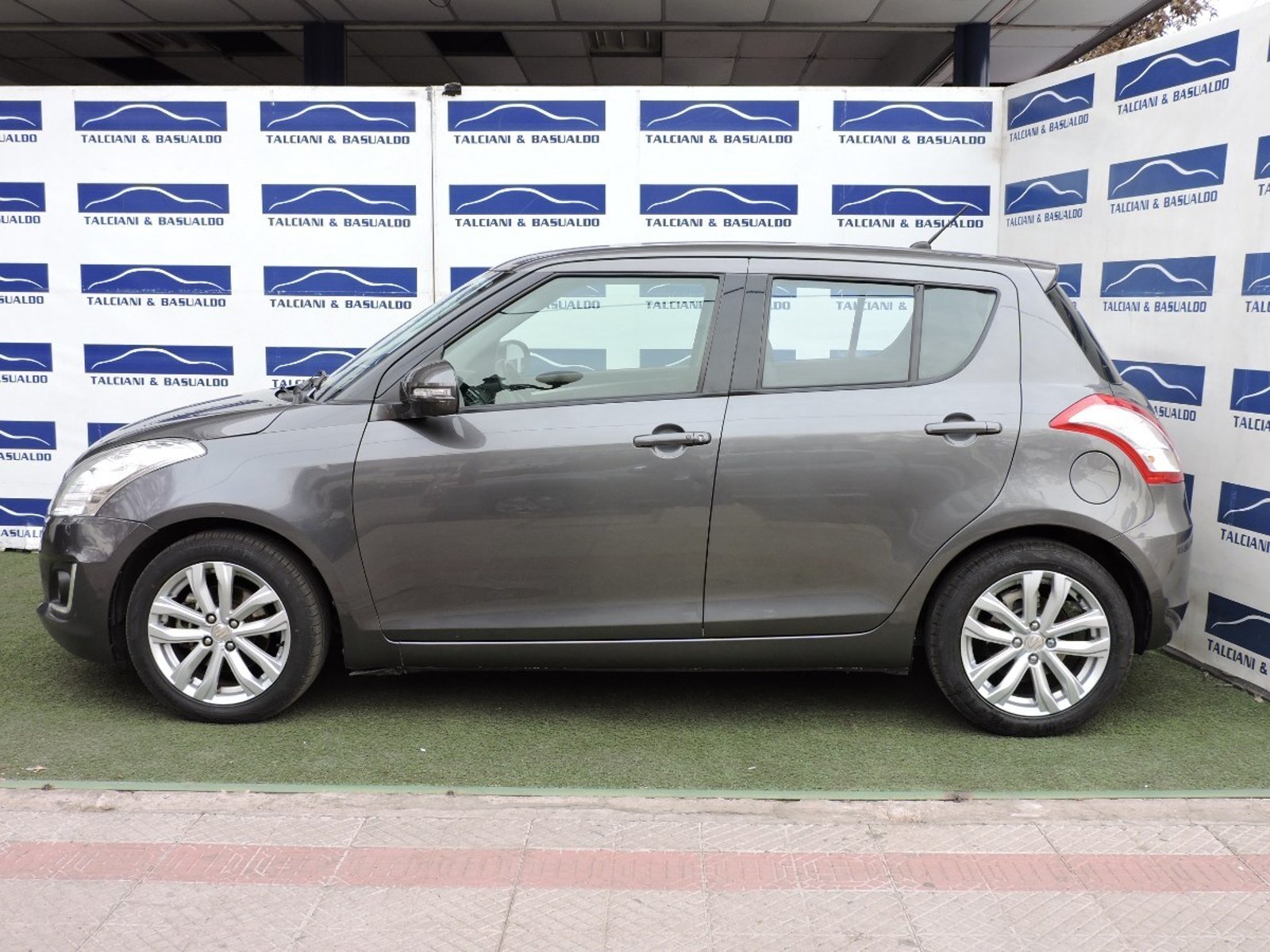 SUZUKI SWIFT 2015 - Foto 5 de 10