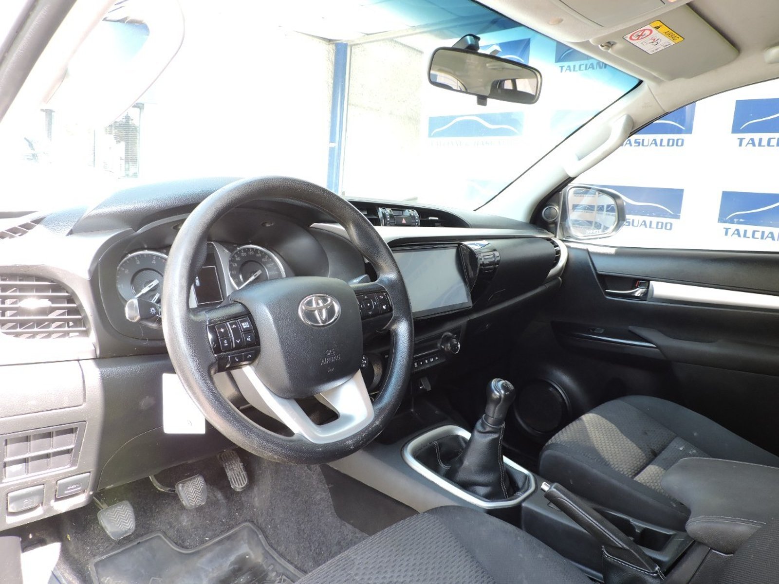 TOYOTA HILUX 2023 - Imagen 9 de 10