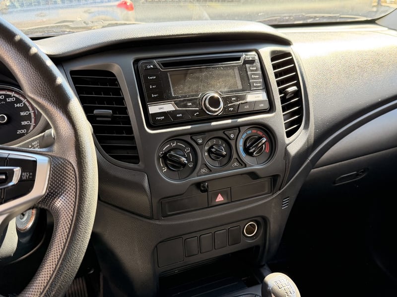 Mitsubishi L200 KATANA CR 2.4 4X2 2022 - Imagen 14 de 20
