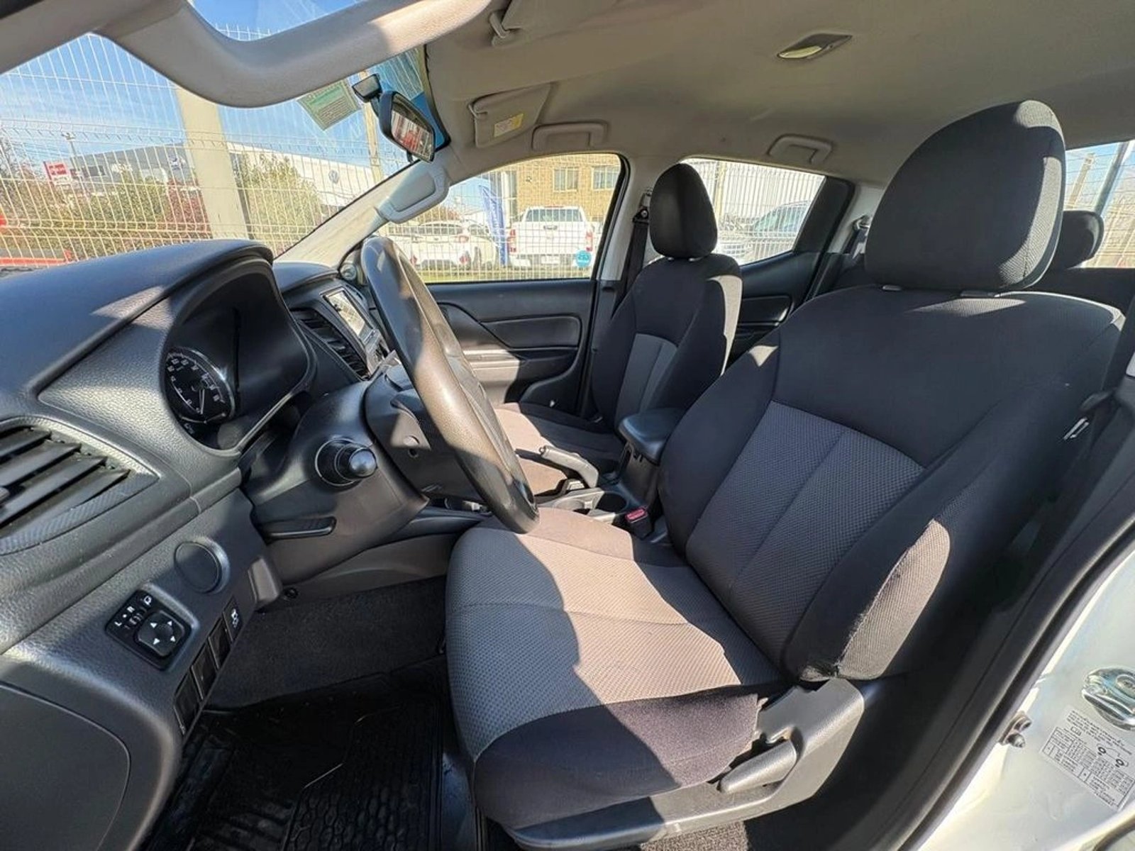 MITSUBISHI L200 KATANA CR 4X2 2022 - Imagen 9 de 12